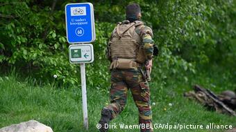 Belgien Maasmechelen | Suche nach bewaffnetem Mann, Drohung gegen Virologen