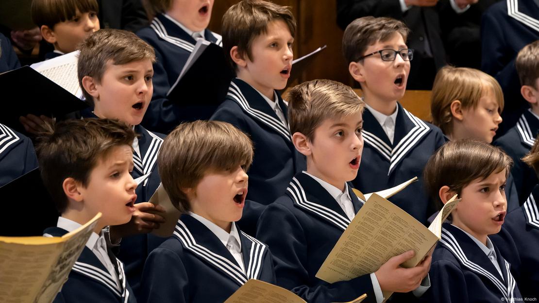 St Thomas Boys Choir Leipzig, children in blue sailor suits singing