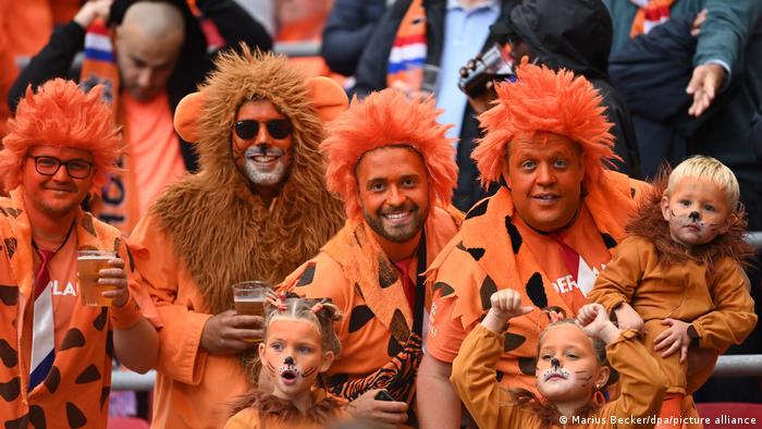 این بار نیز استادیوم یوهان کرویف با همراهی هواداران نارنجی‌پوش تیم ملی هلند به رنگ نارنجی درآمده بود.