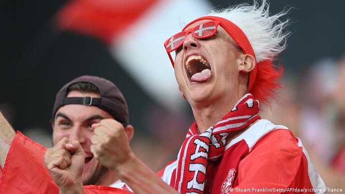 ملی‌پوشان دانمارک در عرض چند دقیقه (دقایق ۷۹ و ۸۲) دو بار دیگر دروازه روسیه را باز کردند و صعود ناباورانه خود به مرحله یک‌هشتم نهایی جام ملت‌های اروپا را قطعی کردند. تصویری از شادی دیوانه‌وار یکی از هواداران تیم ملی فوتبال دانمارک.