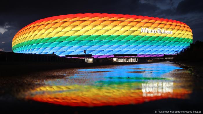 L'Allianz Arena de Munich illuminée aux couleurs de l'arc-en-ciel du drapeau de la fierté