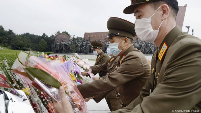 Soldados da Coreia do Norte em fila