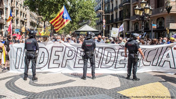Cientos de catales protestaron la víspera contra la visita de Pedro Sánchez a Barcelona para anunciar los indultos.