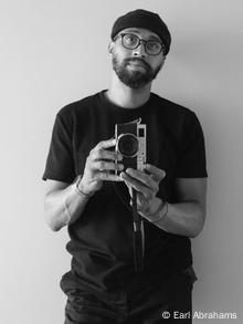 Fotograf Earl Abrahams im Selbstporträt. Fotograf Earl Abrahams im Selbstporträt.