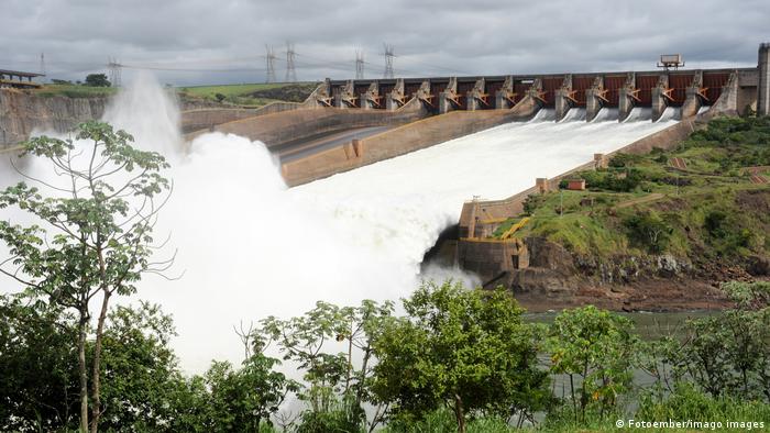 Wasserkraftwerk an der Grenze von Brasilien und Paraguay