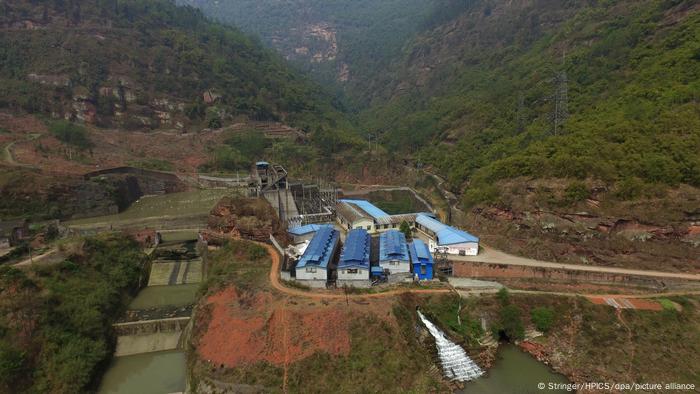 Vista aérea de una granja de bitcoines junto a una central hidroeléctrica en el condado autónomo de Mabian Yi, en la provincia suroccidental china de Sichuan.