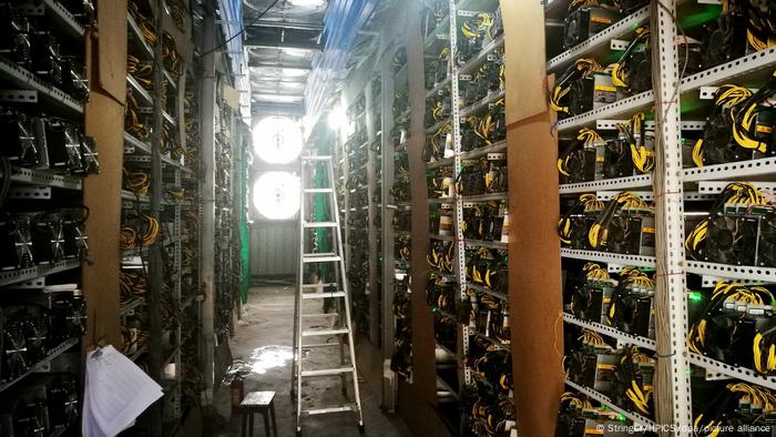Máquinas de minería funcionan en una granja de bitcoines en el condado autónomo de Mabian Yi, en la provincia suroccidental china de Sichuan.