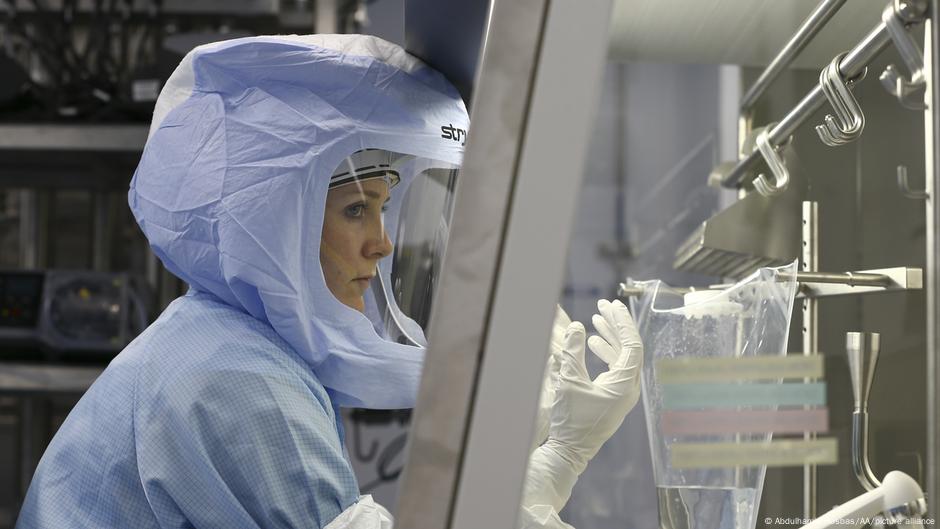La pandemia impulsa a la industria farmacéutica: se disparó la inversión en  investigación | Coronavirus | DW | 22.06.2021