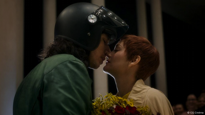 Curly Lesbian Babes Viky Kiss & Freya