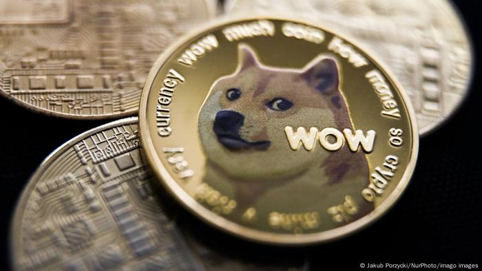 Foto simbólica de una moneda con el símbolo de Dogecoin 
