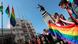 Foto simbólica de personas con la bandera LGBTI en La Paz. Foto simbólica de personas con la bandera LGBTI en La Paz.
