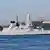 El destructor tipo 45 de la Marina Real Británica, HMS Defender, llega para una visita al puerto de Estambul.