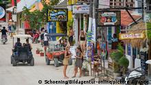 Spaziergaenger, Touristen, Golfbuggys, Hauptstrasse, Holbox, Isla Holbox, Quintana Roo, Mexiko