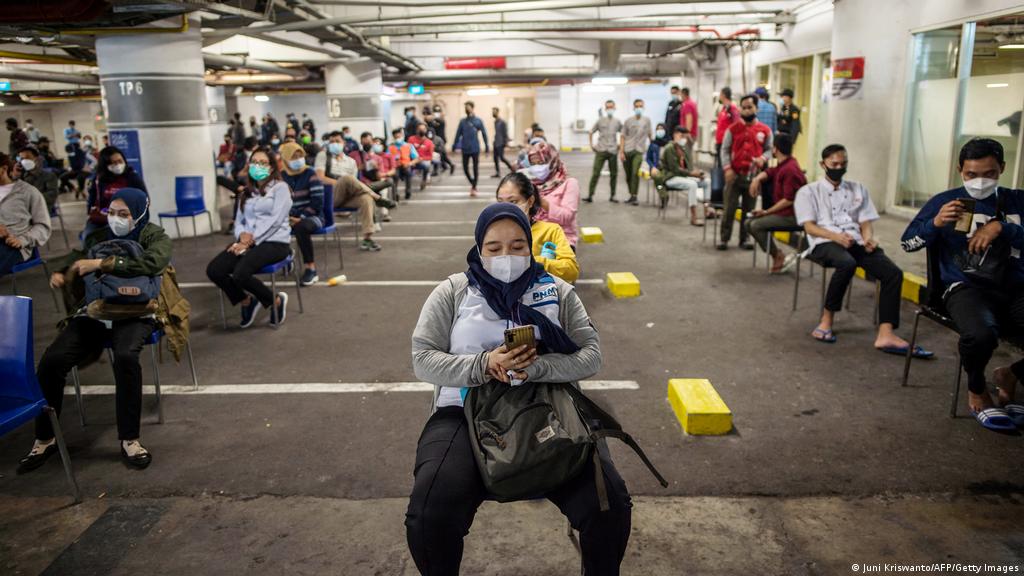 Indonesia: COVID cases surge as ′pandemic fatigue′ sets in | Asia| An  in-depth look at news from across the continent | DW | 23.06.2021