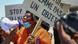 Tchad: manifestation contre les violences faites aux femmes à N'Djamena. Une femme parle dans un mégaphone. Elle brandit une pancarte sur laquelle on devine le slogan : "Je suis une femme, pas un objet" (illustration) Tchad: manifestation contre les violences faites aux femmes à N'Djamena. Une femme parle dans un mégaphone. Elle brandit une pancarte sur laquelle on devine le slogan : "Je suis une femme, pas un objet" (illustration)