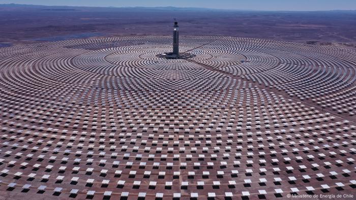 Cerro Dominador. “La planta utiliza 10.600 espejos, cada uno de 140 metros cuadrados de superficie, en un terreno de más de 700 hectáreas, que reflejan la luz del sol, concentrando el calor en un receptor ubicado en lo alto de la torre principal, a 250 metros”, detalló el ministro de Energía de Chile.