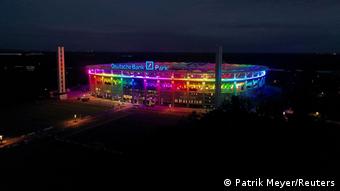Deutschland Der Deutsche Bank Park in Regenbogenfarben beleuchtet