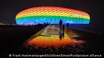 Deutschland Münchner Stadion in Regenbogenfarben beleuchtet