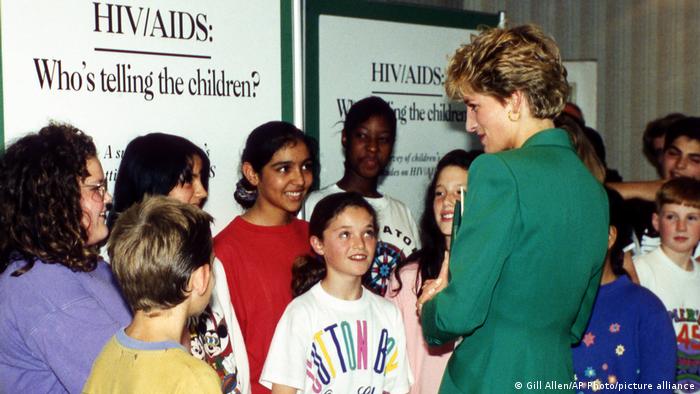 Prinzessin Diana inmitten von Schulkindern
