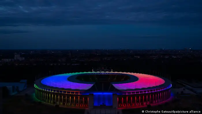 Fußball EM –Regenbogen-Beleuchtung in Berlin
