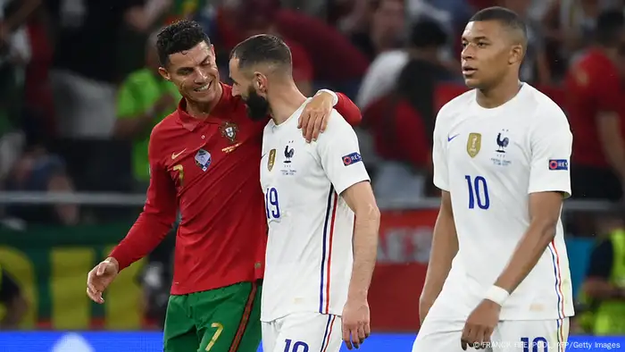 كريم بنزيمة وكريستيانو رونالدو خلال مباراة المجموعة السادسة في كأس الأمم الأوروبية لكرة القدم 2020 بين البرتغال وفرنسا