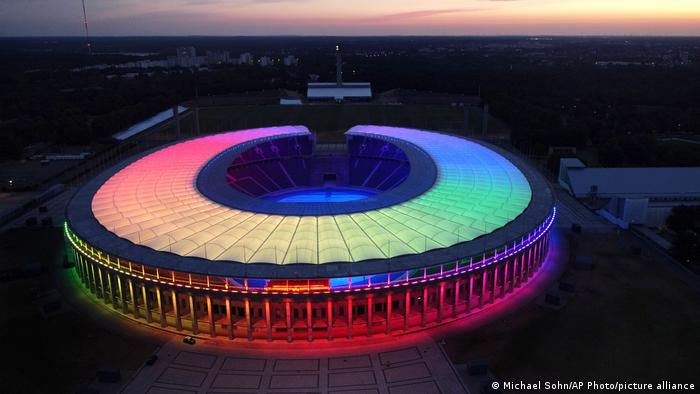 El estadio olímpico de Berlín se ilumina con los colores de un arco iris