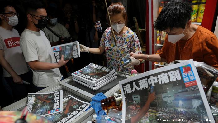 《苹果日报》在被警方搜查，多名高层被逮捕后于2021年6月停刊