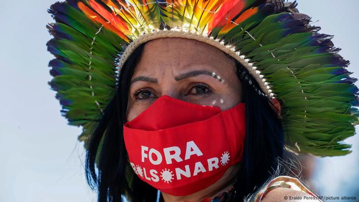 Mulher indígena protesta contra Bolsonaro em Brasília, em junho de 2021