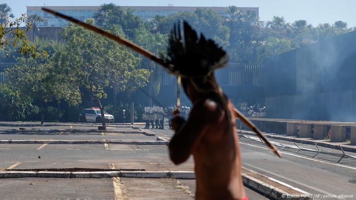 Indígena mira flecha contra policiais em Brasília