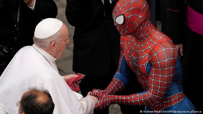 Paus Fransiskus dan Spiderman 