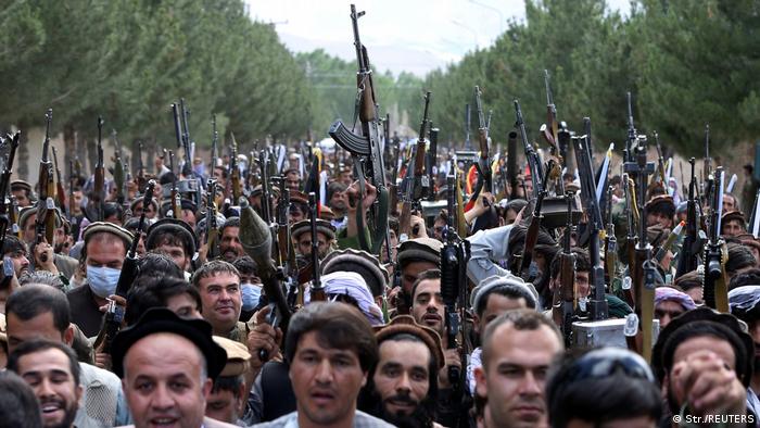 هزاران نفر از شهروندان افغانستان برای مقابله با طالبان اعلام آمادگی کرده‌اند