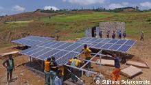 In der Nähe vom Dorf Rema in Äthiopien wird eine Photovoltaikanlage montiert neben einem Wassertank zur Trinkwasserversorgung des Dorfes 