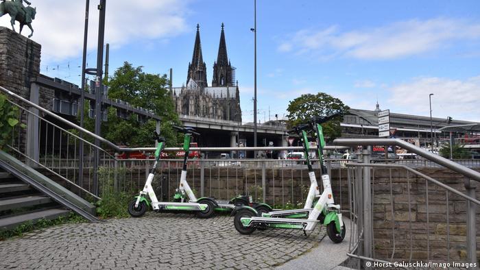 Несмотря на запреты, электросамокаты по-прежнему оставляют в неположенных местах