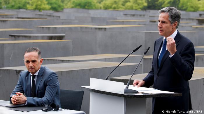 周四，布林肯与马斯一起参观了柏林的大屠杀纪念馆