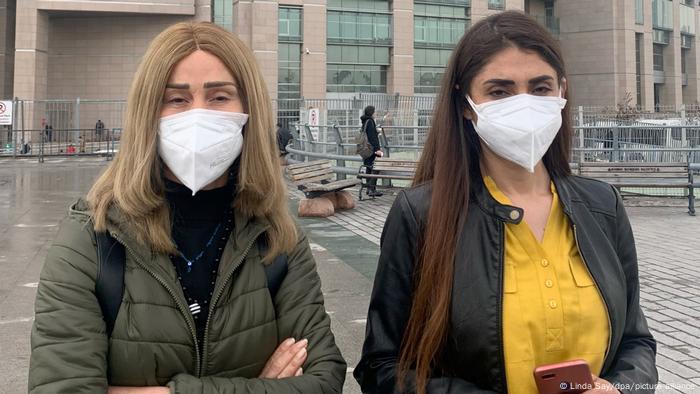 Hozan Cane (l) und ihre ebenfalls in der Türkei angeklagte Tochter Gönül Örs vor einem Gericht in Istanbul Hozan Cane (l) und ihre ebenfalls in der Türkei angeklagte Tochter Gönül Örs vor einem Gericht in Istanbul