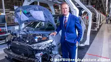 Herbert Diess, VW-Konzernchef, steht am Montageband für die Produktion des Elektroautos ID.3. Das Fahrzeug gehört zur neuen ID-Serie, mit der Volkswagen Milliarden in die E-Mobilität investiert. Für die Fertigung in Zwickau wurde das dortige Werk umgebaut.