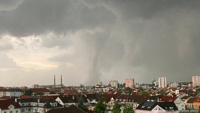 Eine Aufnahme des Wirbelsturms über der Stadt Hodoni