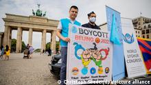 Teilnehmer einer Protestaktion mehrerer Menschenrechtsorganisationen gegen die Vergabe der Olympischen Winterspiele 2022 an Peking stehen vor dem Brandenburger Tor mit einem Transparent. Darauf steht «Boycott Beijing 2022». +++ dpa-Bildfunk +++
