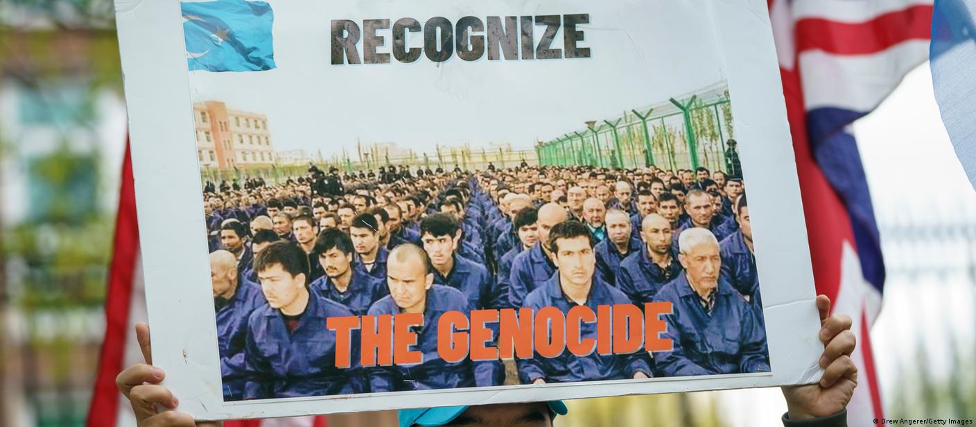 Pessoa ergue cartaz com os dizeres "Reconheçam o genocídio", em protesto em frente à embaixada do Reino Unido em Washington contra os abusos de direitos humanos cometidos na China contra a minoria uigur.