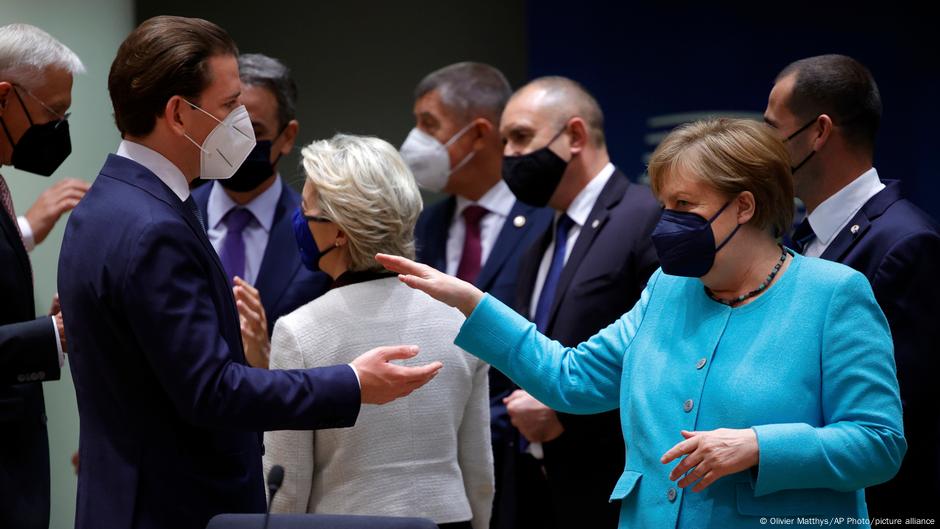 Angela Merkel s tadašnjim austrijskim kancelarom Sebastijanom Kurcom na samitu EU 24. juna 2021. godine