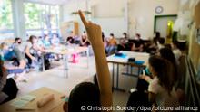 09.06.2021 *** Ein Schüler meldet sich in einer gemischten Klasse der Stufen 4-6 an der Fritz-Karsen-Schule im Berliner Ortsteil Britz. Für die letzten zwei Wochen vor den Sommerferien gibt es in der Hauptstadt noch einmal Präsenzunterricht mit allen Schülerinnen und Schülern. +++ dpa-Bildfunk +++