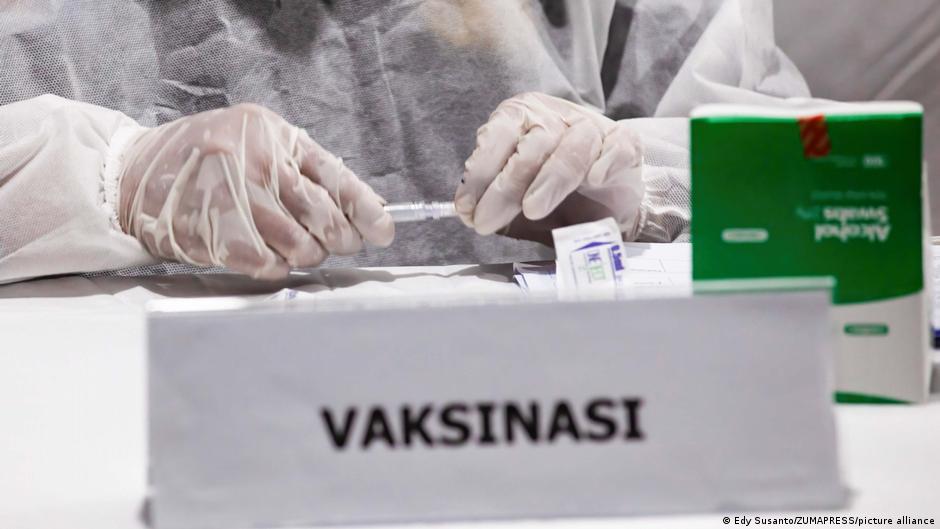 Program Vaksin Corona Berbayar Dikritik, Kemenkes Beri Penjelasan | INDONESIA: Laporan topik-topik yang menjadi berita utama | DW - Vimarsana News