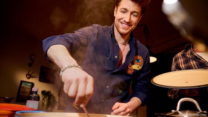 Daniel Donskoy cooking.