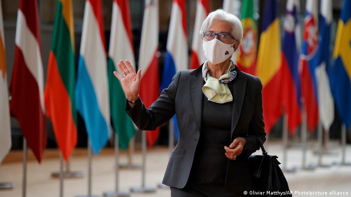 Predsednica Evropske centralne banke Christine Lagarde je novinarjem povedala, da poepidemično okrevanje že poteka v petek.