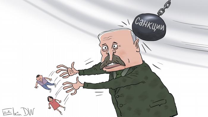Шар, на котором написано санкции, бьет Лукашенко по голове 