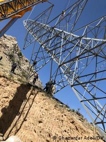 مهندسان اداره برق افغانستان برای ترمیم این پایه برق به محل اعزام شده اند.