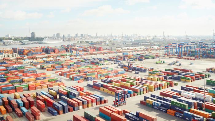 Hunderte von bunten Containern im Hamburger Hafen Hunderte von bunten Containern im Hamburger Hafen