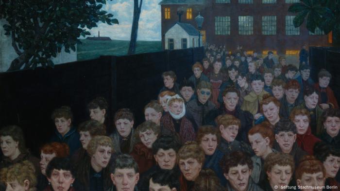 Das Gemälde Arbeiterinnen von Hans Baluschek zeigt zahlreiche Frauen mit traurigem, müdem Blick, die eine Fabrik in der Abenddämmerung verlassen Das Gemälde Arbeiterinnen von Hans Baluschek zeigt zahlreiche Frauen mit traurigem, müdem Blick, die eine Fabrik in der Abenddämmerung verlassen