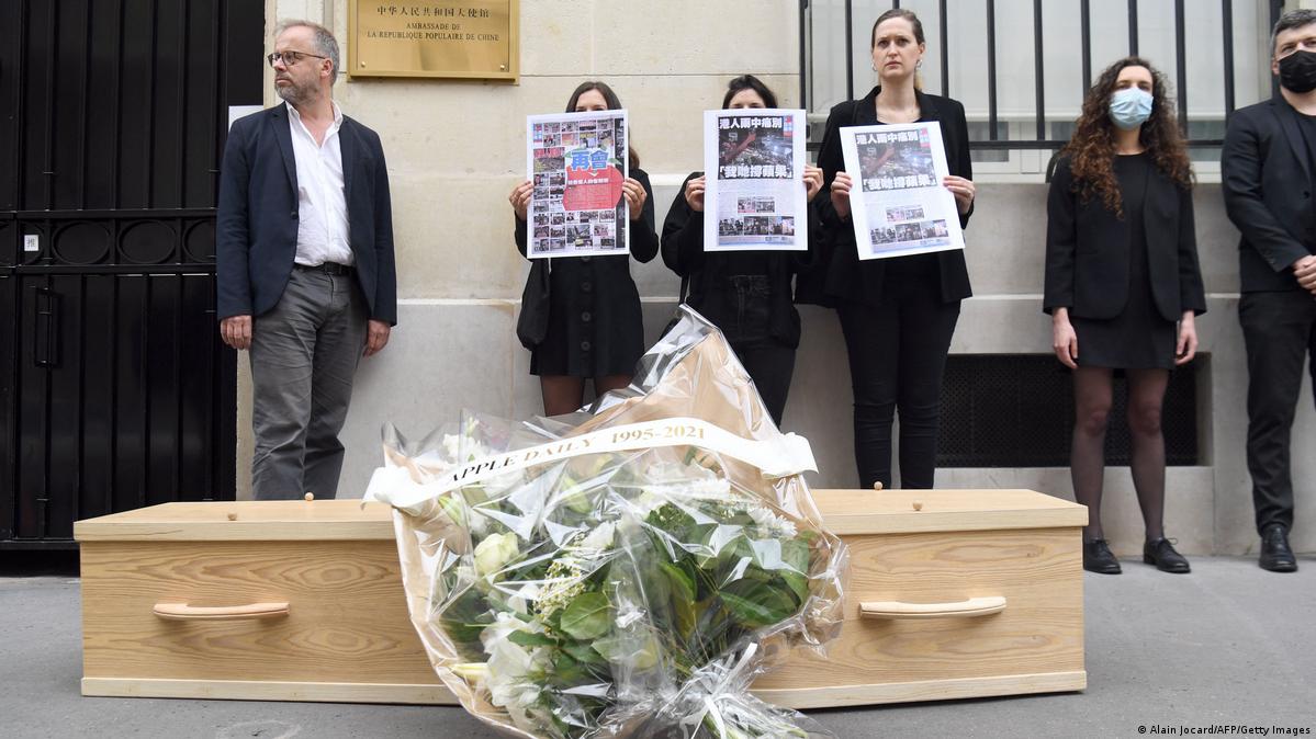 Reporters Without Borders protests Apple Daily closure