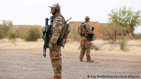 Des soldats de la Bundeswehr sécurisent l'aéroport du camp Castor à Gao, dans le nord du Mali
